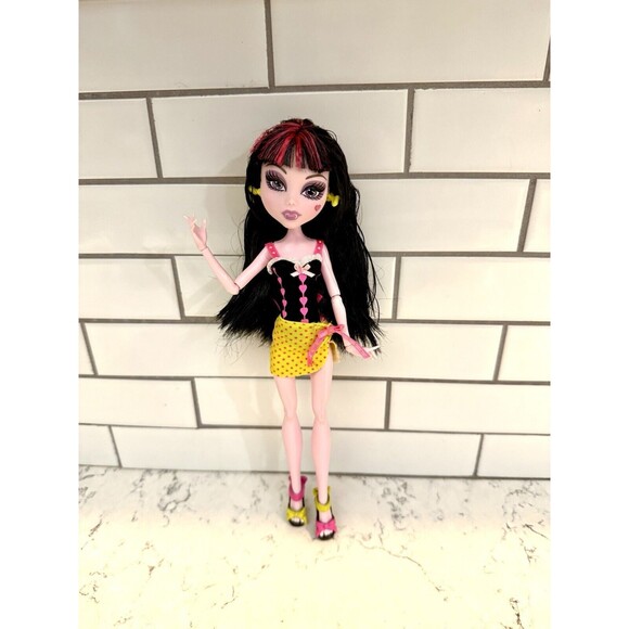 Monster High Gloom Beach Draculaura Doll